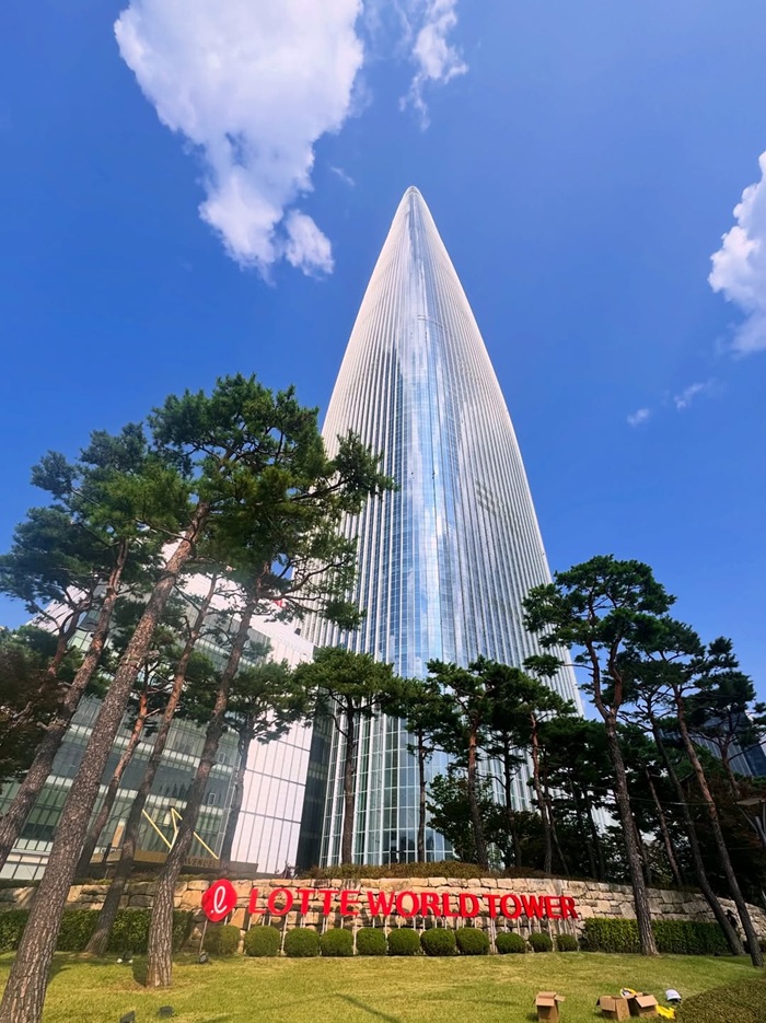 Kiến trúc hiện đại của Tháp Lotte World Tower và đài Seoul Sky View. Nguồn: miona__travel