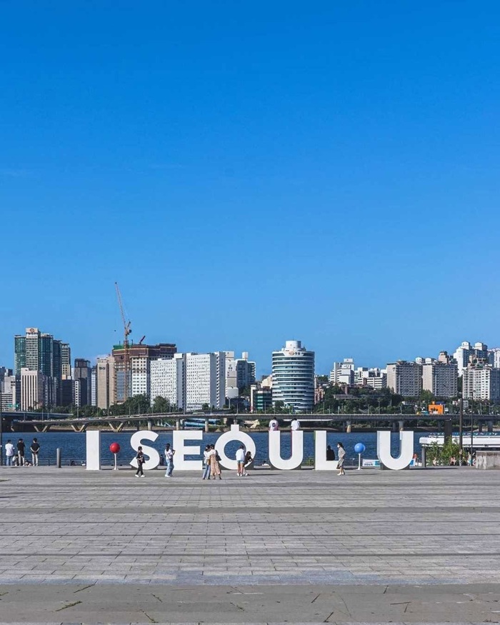 Dạo bước trong công viên Yeouido Hangang xanh mát, rộng lớn. Nguồn: trazy_korea