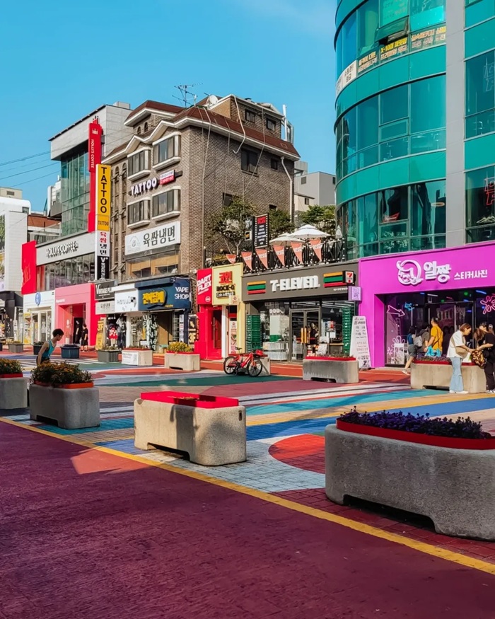 Khu vực Hongdae - Điểm đến lý tưởng cho mua sắm, ăn uống và giải trí. Nguồn: momderfultraveling