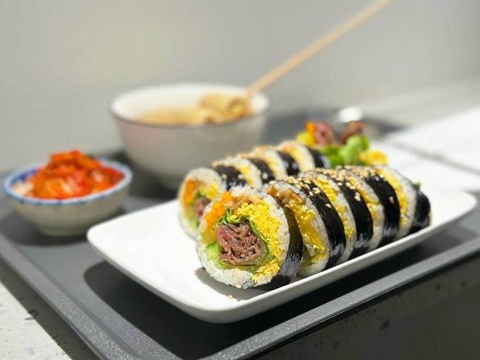 Kimbap là món cơm cuộn truyền thống và đặc trưng của Hàn Quốc. Nguồn: foodtimeya