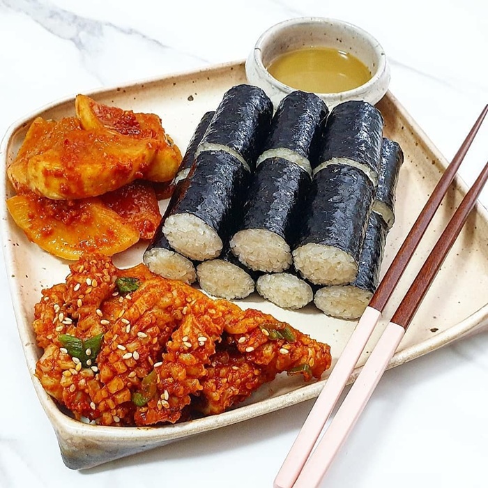 Trải nghiệm Chungmu kimbap khi ghé thăm thành phố cảng Tongyeong. Nguồn: ceritakimchi