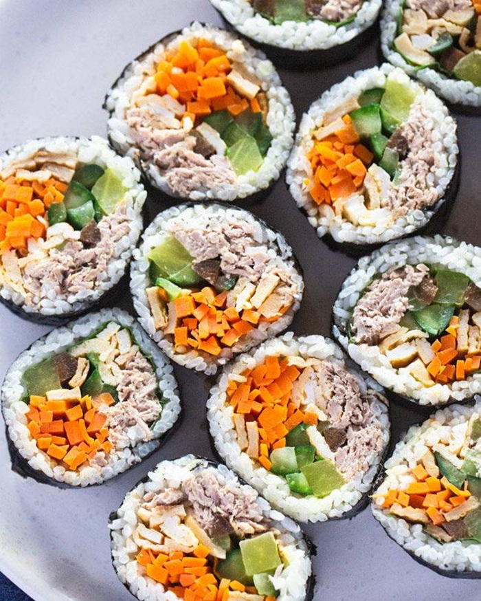 Chamchi Kimbap (Cơm cuộn cá ngừ) béo ngậy và đậm đà. Nguồn: mykoreankitchen