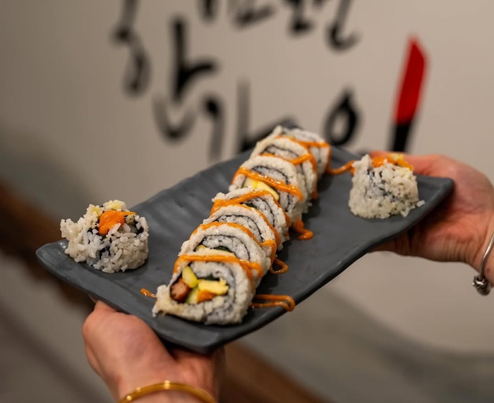 Nude Kimbap có hương vị độc đáo và kiểu dáng mới lạ. Nguồn: koredependik