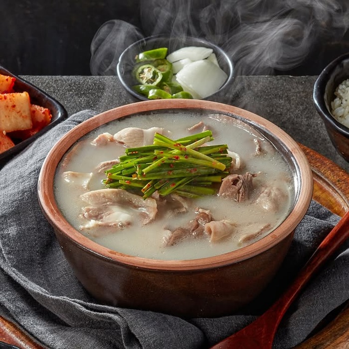Súp bò hầm Gukbap (Dwaeji Gukbap) nóng hổi đậm đà hương vị. Nguồn:halmaegukbab
