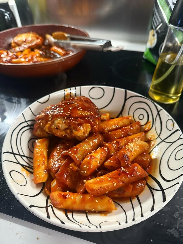 Tokbokki Busan cay ngọt đặc trưng thường thấy tại chợ lớn. Nguồn: justmecookin_