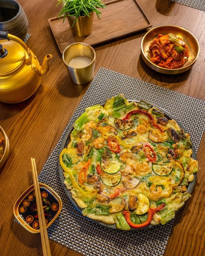 Bánh kếp hải sản Haemul Pajeon giòn rụm ăn cùng makgeolli. Nguồn: jeju_freiburg