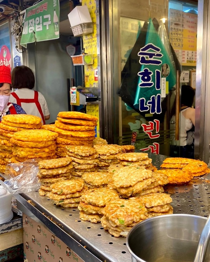 Thưởng thức bánh gạo chiên nóng Bindaetteok giòn rụm. Nguồn: hungrymissfoodies