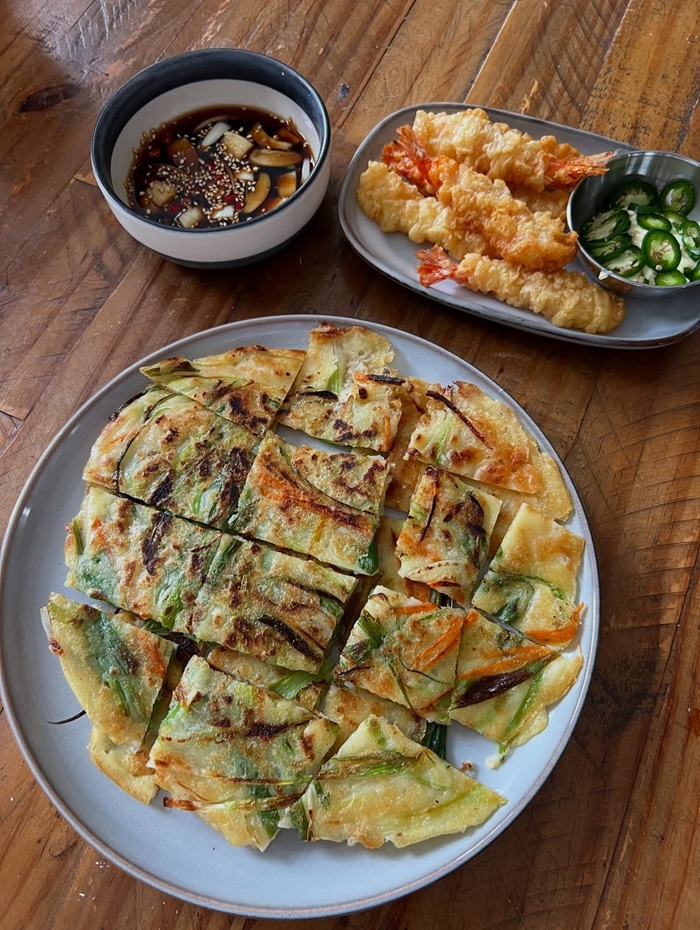 Thưởng thức bánh hành món bánh truyền thống ở đảo Nami. Nguồn: koreankitchencardiff