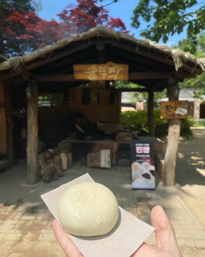 Thưởng thức vị bánh bao nhân đậu đỏ tại đường phố đảo Nami. Nguồn: mapetitecoree_boutique