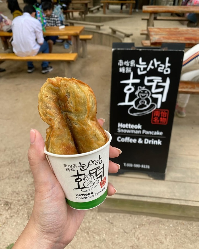 Bánh rán nhân ngọt Hotteok - món ăn đường phố tại đảo Nami. Nguồn: food_tique