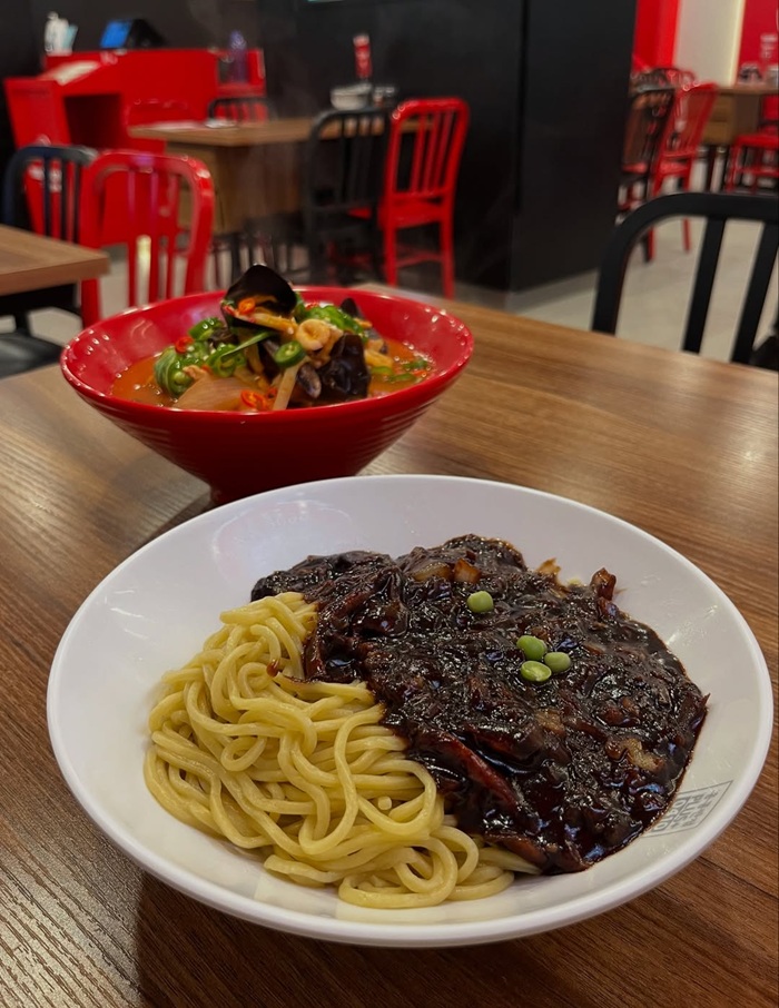 Thưởng thức mì Jjajangmyeon ngọt nhẹ, không cay. Nguồn: heavytastebuds