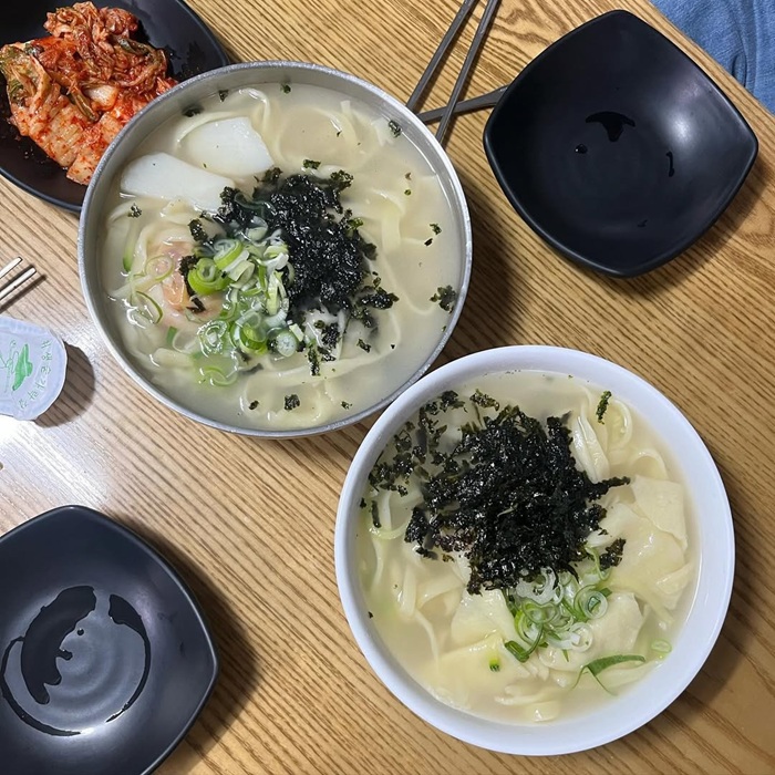 Trải nghiệm Kalguksu - món mì cắt tay truyền thống của Hàn Quốc. Nguồn: kxleats