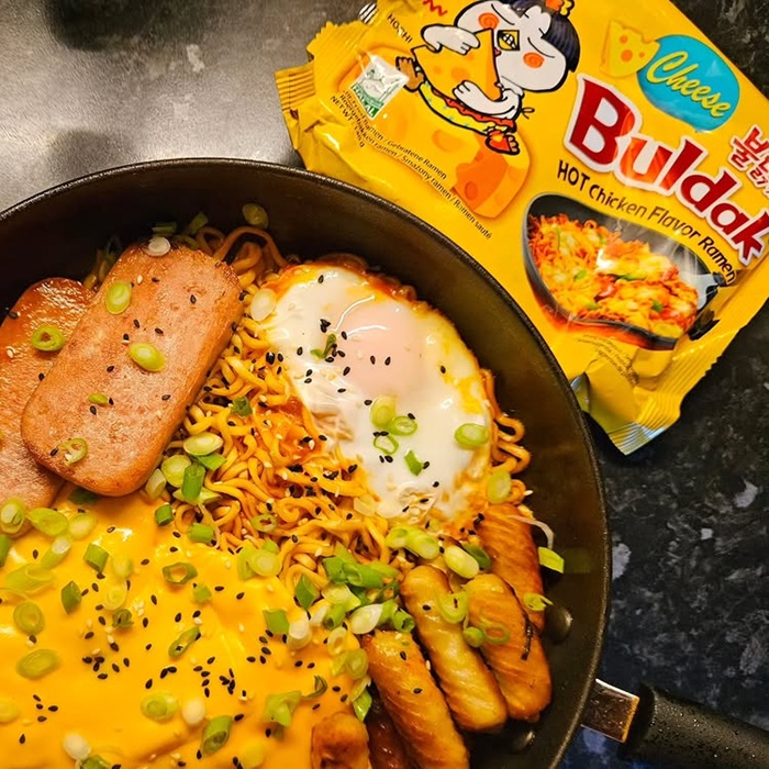 Mì Buldak Cheese (Samyang) cay vừa kết hợp vị béo của phô mai. Nguồn: concinacooksMì Buldak Cheese (Samyang) cay vừa kết hợp vị béo của phô mai. Nguồn: concinacooks
