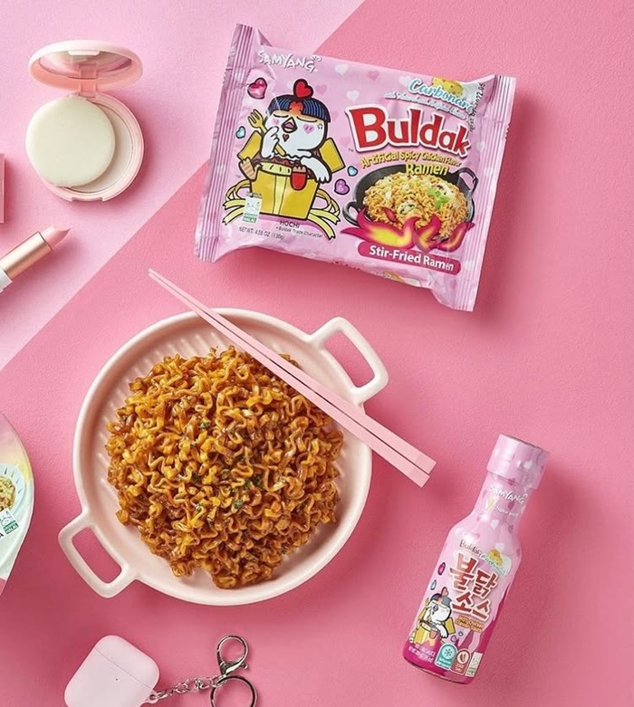 Buldak Bokkeum Myeon cay xé lưỡi đậm vị. Nguồn: la_susheriaa