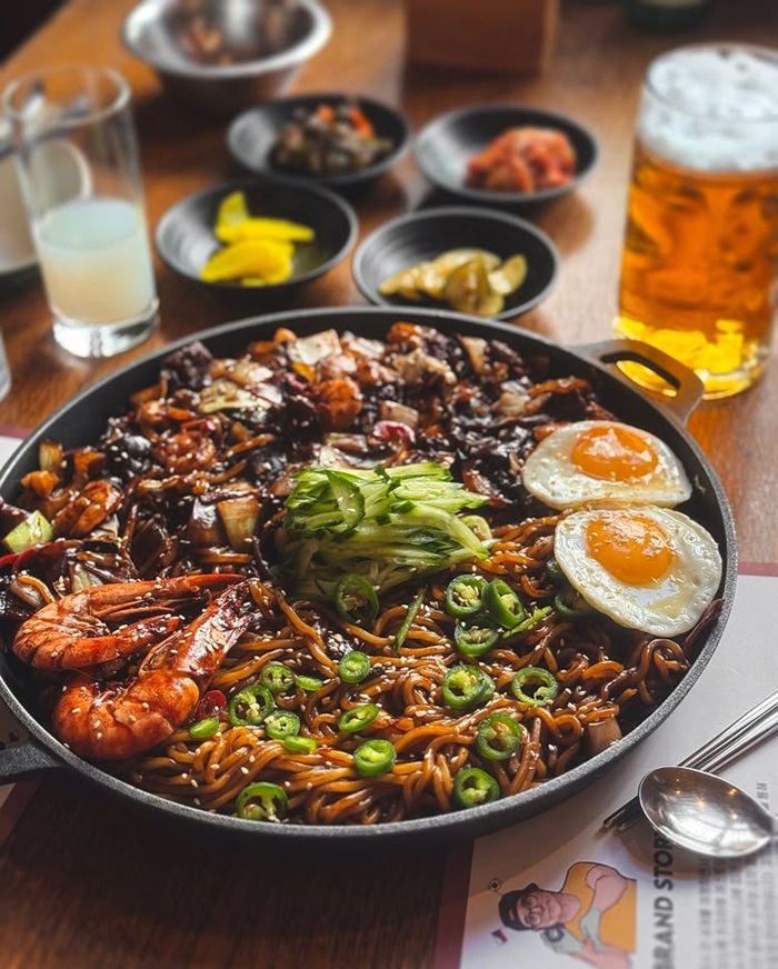 Jajangmyeon là món mì tương đen đậm chất ẩm thực Hàn Quốc. Nguồn: prahapocha