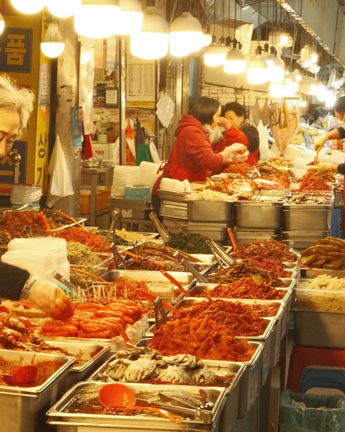 Gwangjang Market - điểm đến kết hợp mua sắm và trải nghiệm văn hóa Hàn Quốc. Nguồn: tchndr