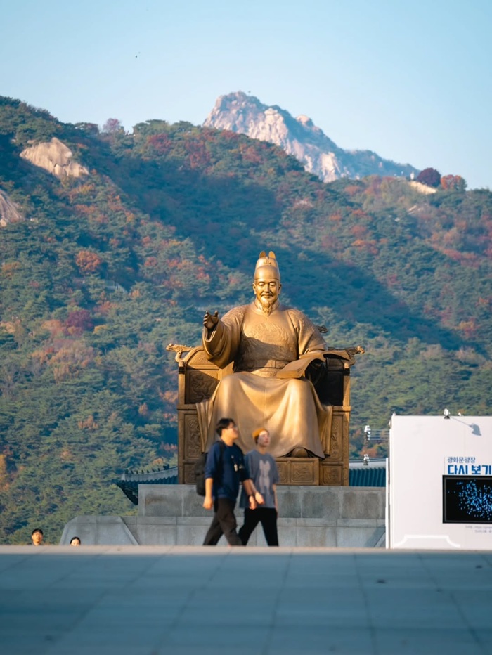 Chiêm ngưỡng tượng Vua Sejong Đại đế - biểu tượng tri thức Hàn Quốc. Nguồn: ssteart