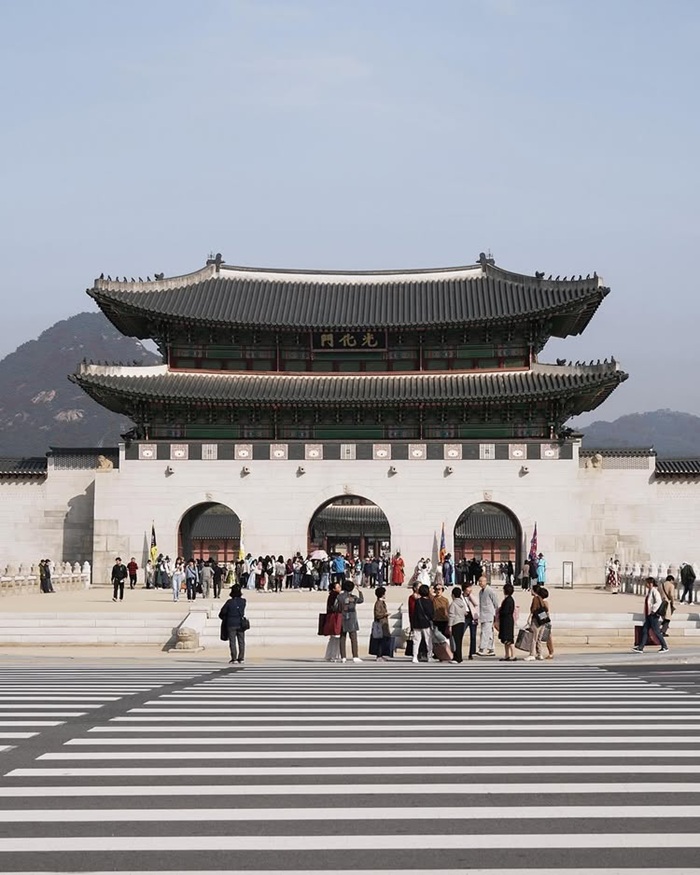 Ngắm nhìn cổng Gwanghwamun và trục thẳng hướng về cung Gyeongbokgung. Nguồn: ragungy