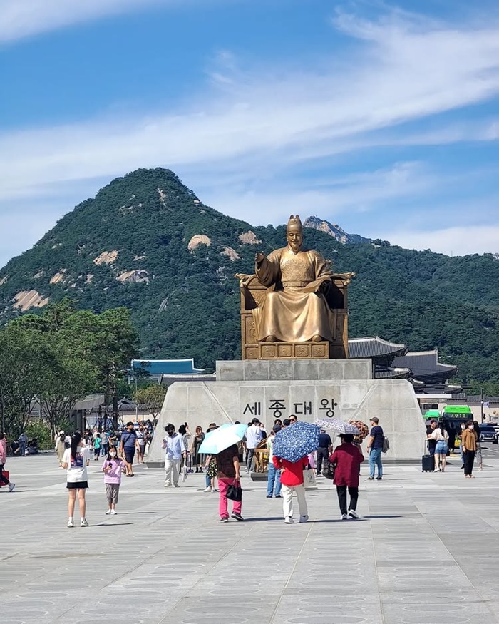 Dạo bộ ngắm quảng trường và check-in tại các tượng đài nổi bật tại nơi đây. Nguồn: jay_cheon7