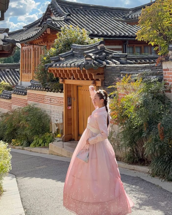 Làng cổ Bukchon Hanok tôn vẻ mộc mạc của Hanbok truyền thống. Nguồn: phoeberreynolds