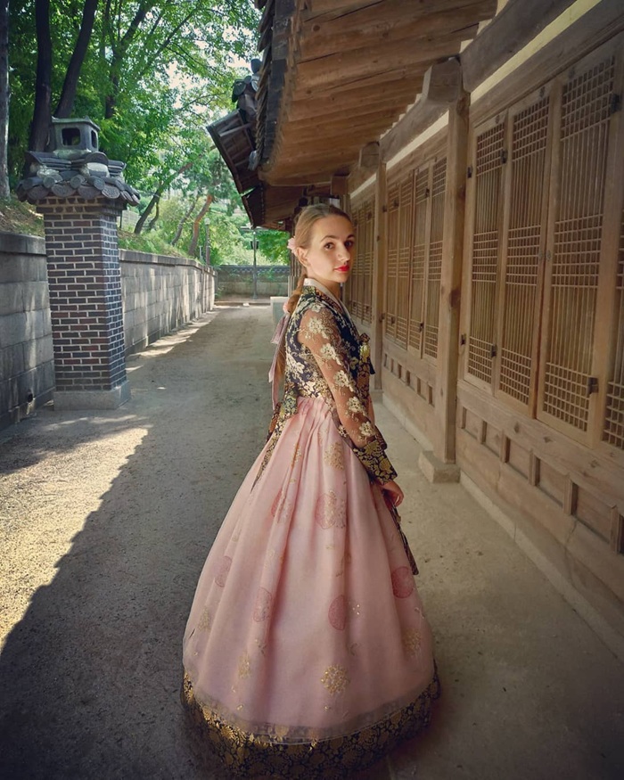Khu phố văn hóa Insadong là địa điểm chụp Hanbok giao thoa cổ điển và hiện đại. Nguồn: manya_tkach