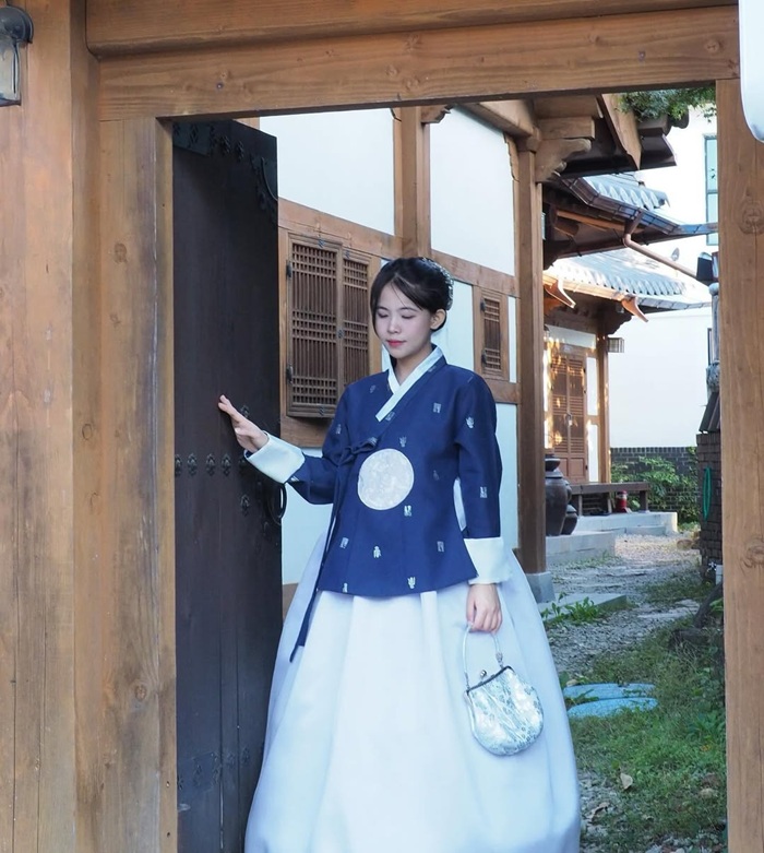 Chụp Hanbok tại làng Hanok Jeonju mang đậm màu sắc hoài cổ. Nguồn: haramididulich
