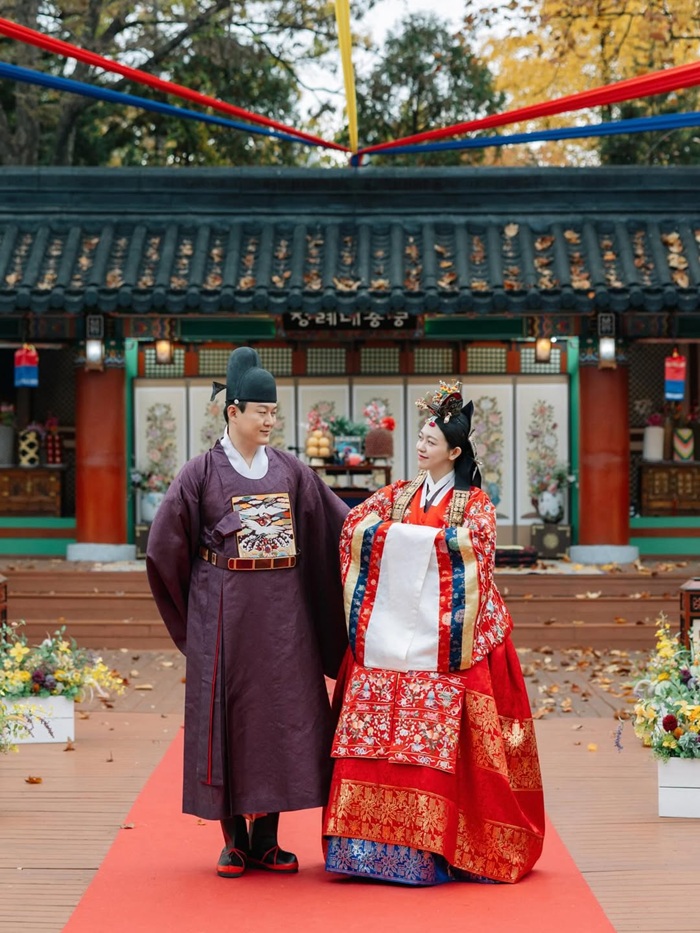 Hanbok màu đỏ được sử dụng nhiều trong đám cưới truyền thống Hàn Quốc. Nguồn: uzo0o0o
