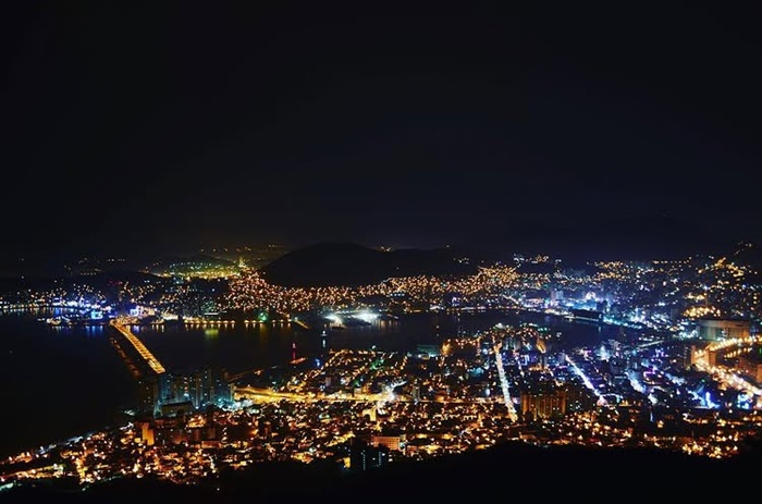 Busan có núi gì? Ngắm nhìn toàn cảnh các bến cảng từ đỉnh núi Bonglaesan. Nguồn: 4pic_dean