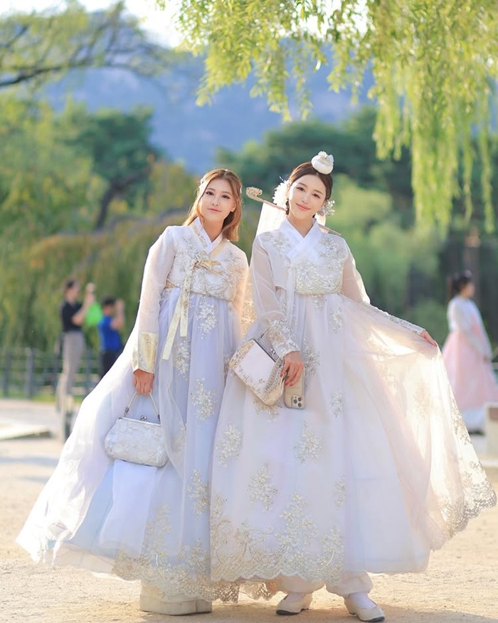 Vẻ đẹp thanh tao của bộ trang phục Hanbok truyền thống. Nguồn: cap._.matzip__