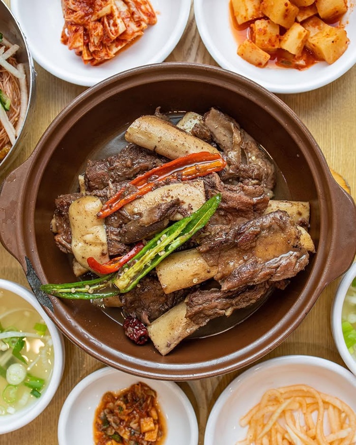 Thưởng thức món sườn bò hầm Galbijjim đậm đà bổ dưỡng. Nguồn: secretstan