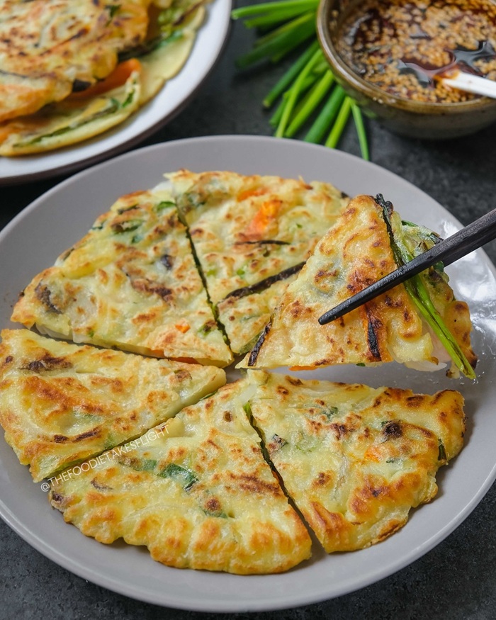 Bánh kếp Jeon là món chiên truyền thống không thể thiếu trong lễ Chuseok. Nguồn: thefoodietakesflight