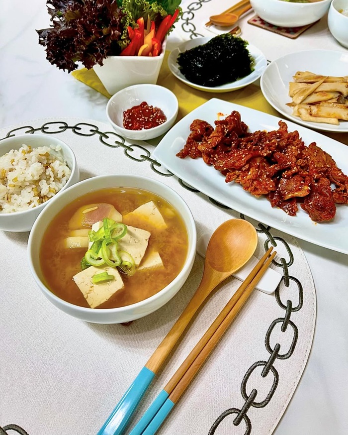 Tìm hiểu về cách sử dụng thìa và đũa trong ăn uống của người Hàn Quốc. Nguồn: mariamichaelapark