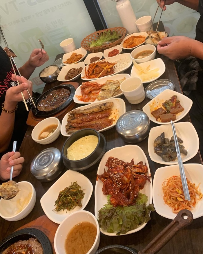 Văn hóa ăn uống của người Hàn Quốc dùng đồ uống trong bữa ăn. Nguồn: ya_can_eat